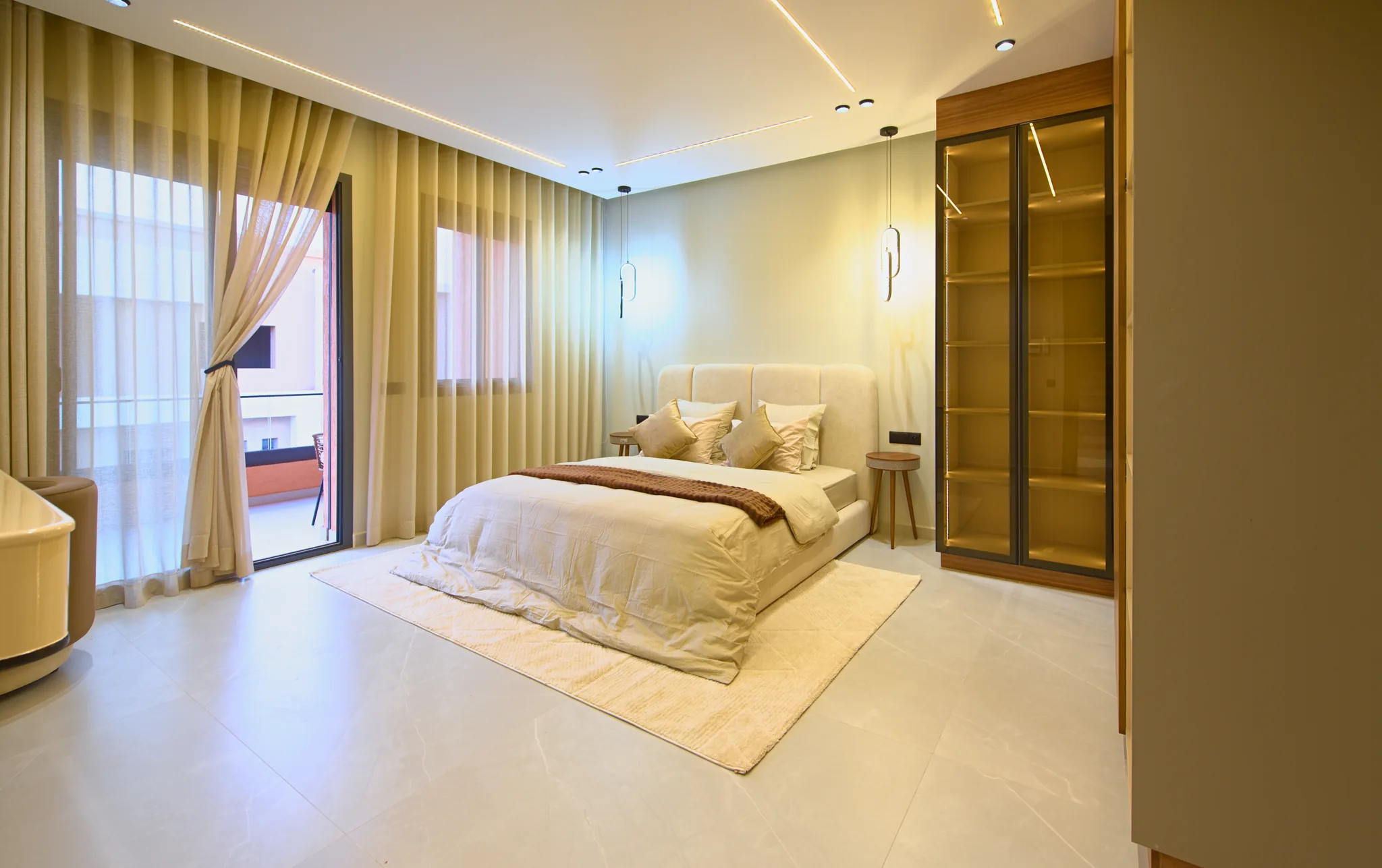 First floor bedroom with a balcony at Villa Sheherazade